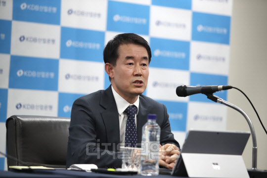 안영규 산업은행 기업금융부문장이 2일 열린 온라인 기자간담회에서 쌍용차의 P플랜 진행상황과 향후 지원 여부에 대한 입장을 밝히고 있다(산업은행 제공).